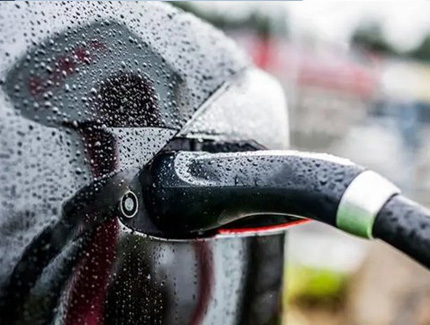 Ricaricare i veicoli a nuova energia sotto la pioggia: è sicuro?